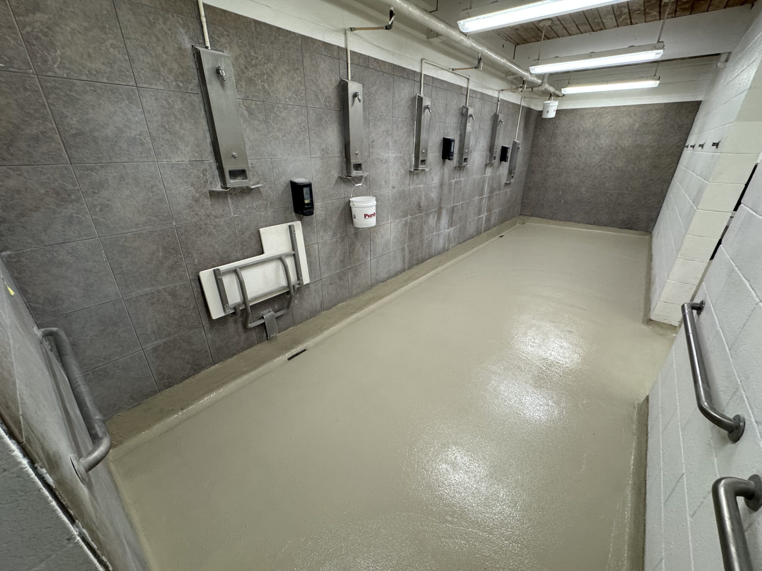 Protective floor coating in a commercial working space